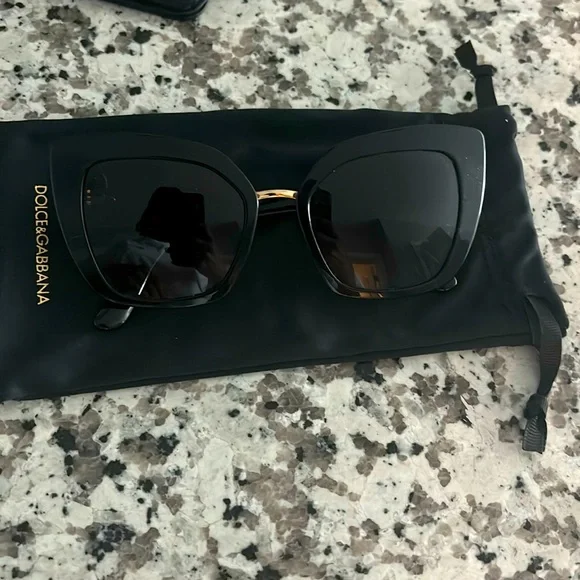 D &G sunglasses worn once. Perfect condition with box, dust bag NWT Dolce & Gabbana Floral Square Sunglasses DG4310 3149  main image 2